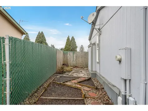 1015 Oak Street Silverton OR 97381