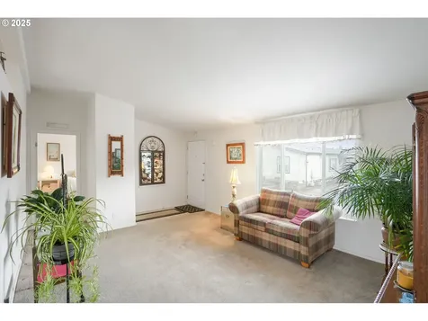 1015 Oak Street Silverton OR 97381