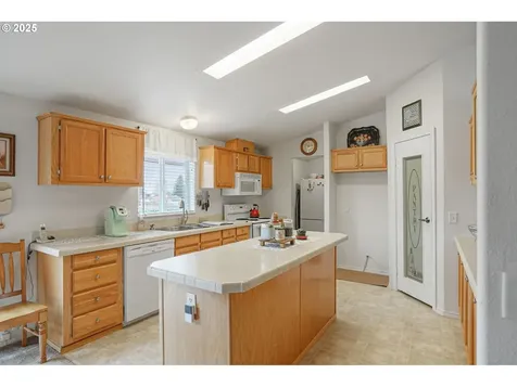 1015 Oak Street Silverton OR 97381