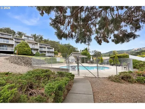 17 NW Mountain View Drive Roseburg OR 97471
