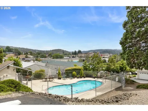 17 NW Mountain View Drive Roseburg OR 97471