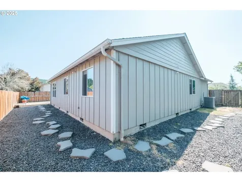 1239 46th Court Sweet Home OR 97386