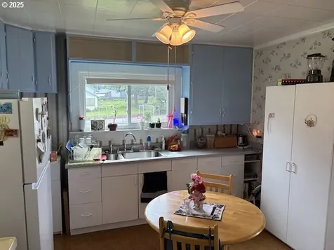 2111 Elm Street Sweet Home OR 97386