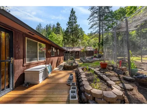 905 Summit Loop Grants Pass OR 97527