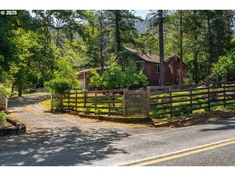 905 Summit Loop Grants Pass OR 97527