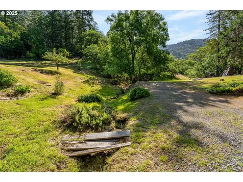 905 Summit Loop Grants Pass OR 97527