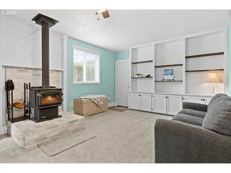 1233 S Water Street Silverton OR 97381