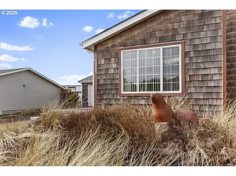 2806 NW Bayshore Loop Waldport OR 97394