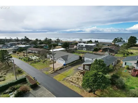2806 NW Bayshore Loop Waldport OR 97394