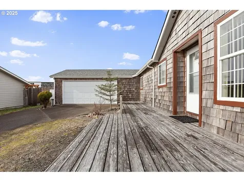 2806 NW Bayshore Loop Waldport OR 97394