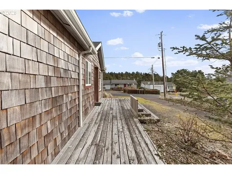 2806 NW Bayshore Loop Waldport OR 97394
