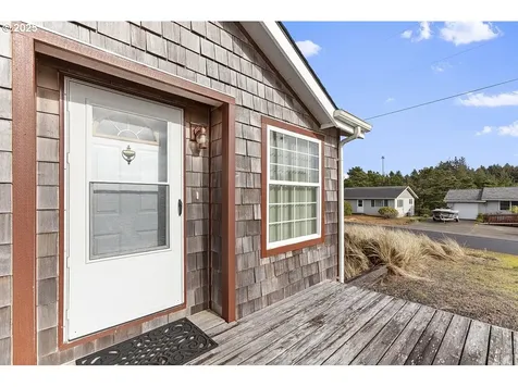 2806 NW Bayshore Loop Waldport OR 97394