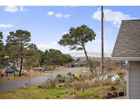 2806 NW Bayshore Loop Waldport OR 97394