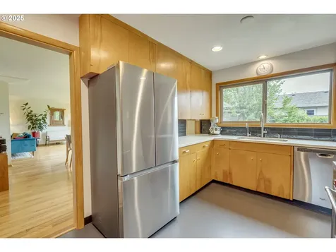 8743 E Burnside Street Portland OR 97216