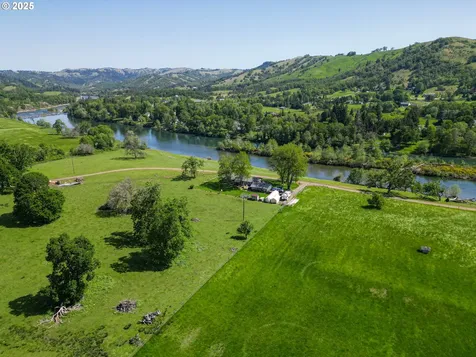 1104 Rio Nes Lane Roseburg OR 97470
