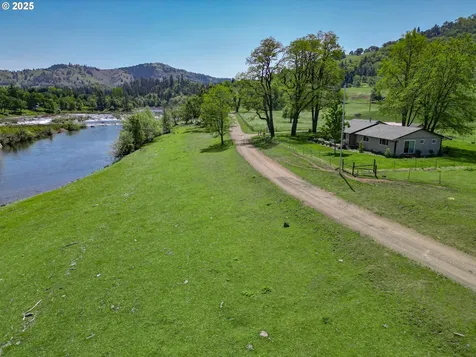 1104 Rio Nes Lane Roseburg OR 97470