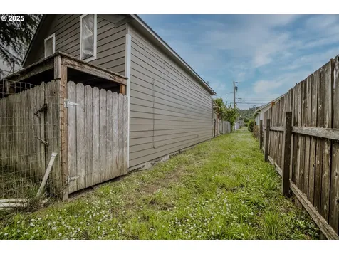 315 Ash Street Myrtle Point OR 97458