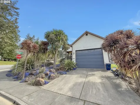 6931 Oakwood Court Brookings OR 97415