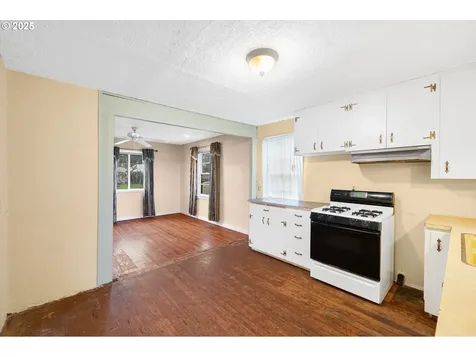 948 SW Maple Street Dallas OR 97338