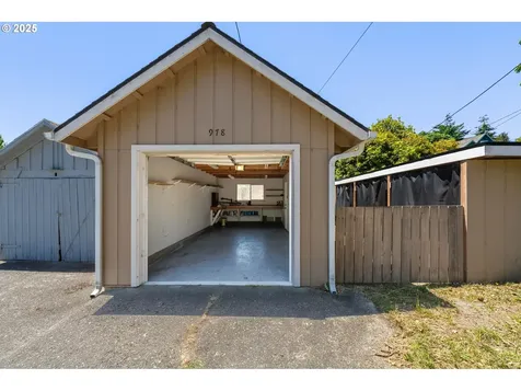 978 S 7th Street Coos Bay OR 97420