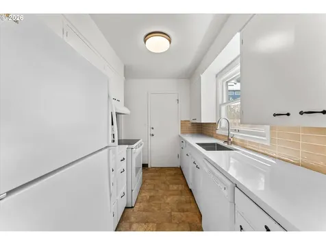 7820 SE Salmon Street Portland OR 97215