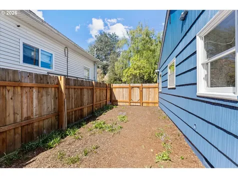 7820 SE Salmon Street Portland OR 97215