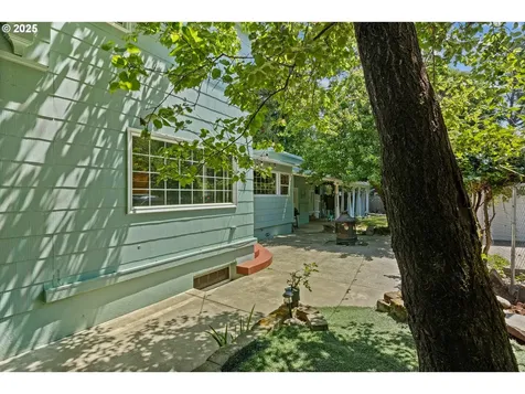 415 W Madrone Street Roseburg OR 97470