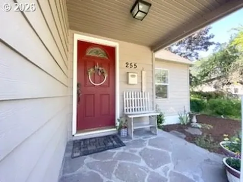 255 W Fairfield Street Gladstone OR 97027