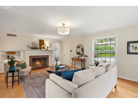 6220 SE Salmon Street Portland OR 97215