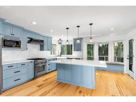 13660 NE Lake Shore Drive Newberg OR 97132