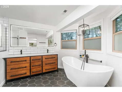13660 NE Lake Shore Drive Newberg OR 97132