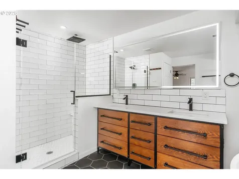 13660 NE Lake Shore Drive Newberg OR 97132