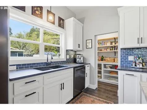 335 N H Street Cottage Grove OR 97424