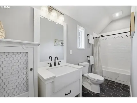 335 N H Street Cottage Grove OR 97424