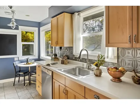 4233 SE Lexington Street Portland OR 97206