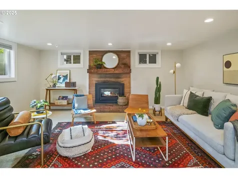 4233 SE Lexington Street Portland OR 97206
