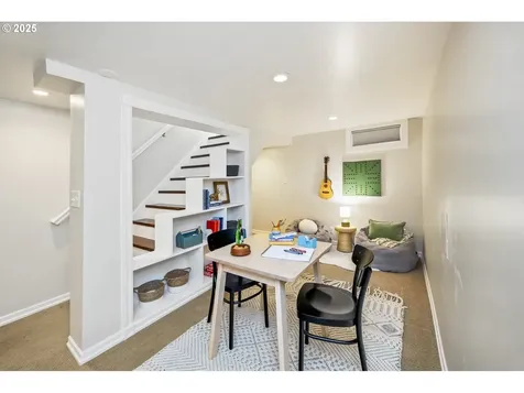 4233 SE Lexington Street Portland OR 97206