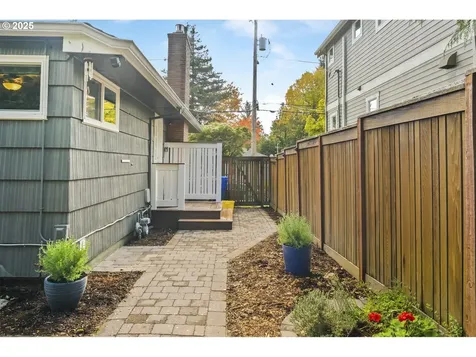 4233 SE Lexington Street Portland OR 97206