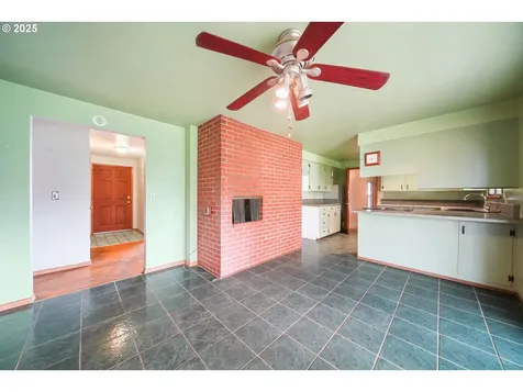 922 S 38th Street Springfield OR 97478