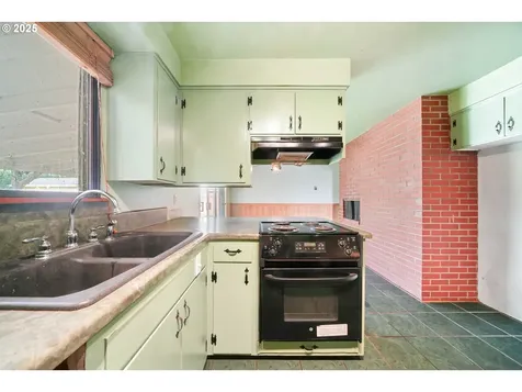 922 S 38th Street Springfield OR 97478