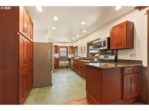 9725 NE Shaver Street Portland OR 97220