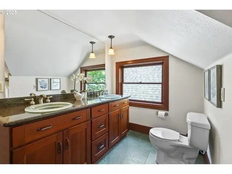 9725 NE Shaver Street Portland OR 97220