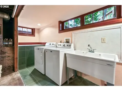 9725 NE Shaver Street Portland OR 97220