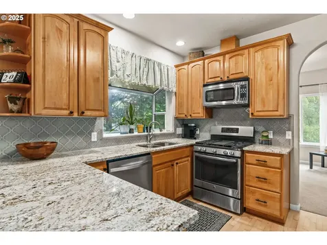 6828 Holly Street Springfield OR 97478