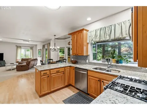 6828 Holly Street Springfield OR 97478