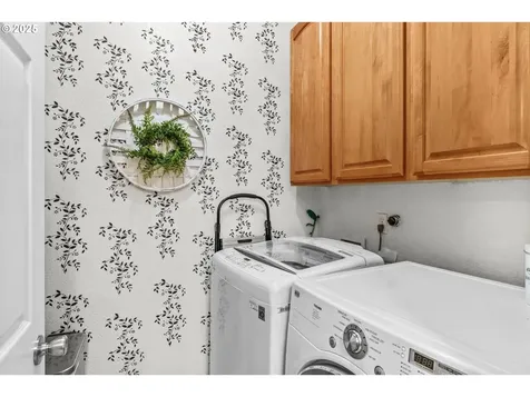 6828 Holly Street Springfield OR 97478