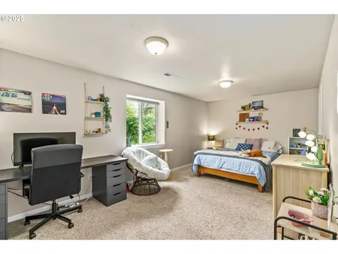 6828 Holly Street Springfield OR 97478