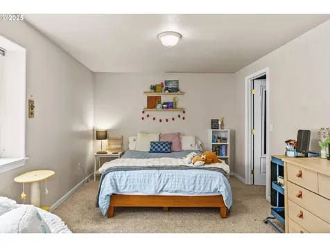6828 Holly Street Springfield OR 97478