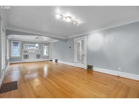 2437 NE 9th Avenue Portland OR 97212
