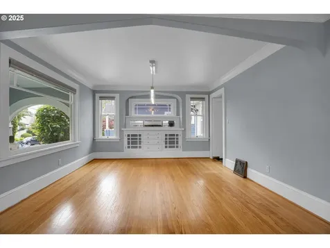2437 NE 9th Avenue Portland OR 97212